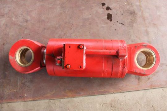 點擊查看詳細信息<br>標題：220鏟板升降油缸 閱讀次數：1880