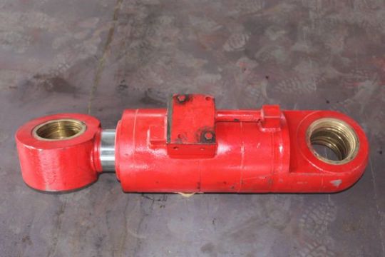 點擊查看詳細信息<br>標題：160鏟板升降油缸 閱讀次數：2662